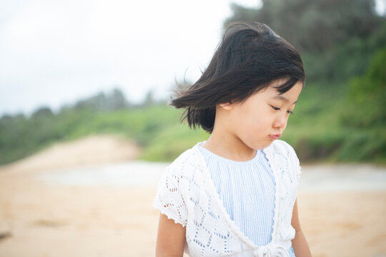 口を尖らせている女の子