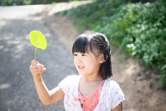 葉っぱを持って笑っている女の子