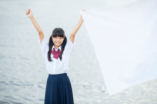 万歳をする中学生