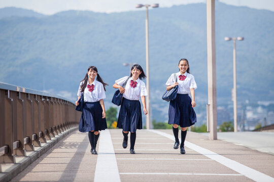 並んで歩く中学生
