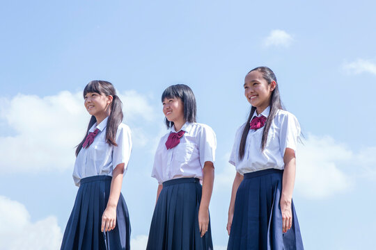 土手に立つ中学生