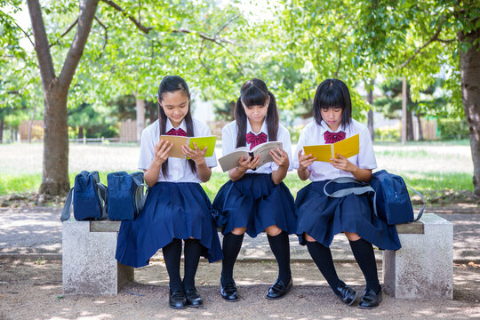 ベンチで勉強する中学生