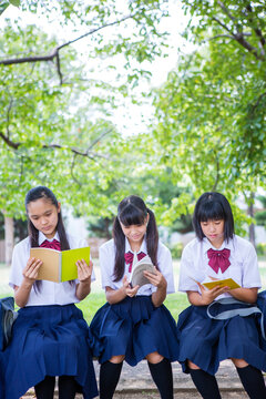 ベンチで勉強する中学生