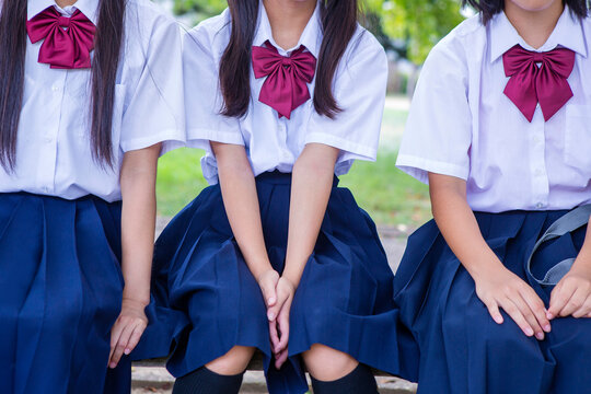 ベンチに座る中学生