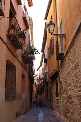 Hermosos y coloridos callejones en Toledo España