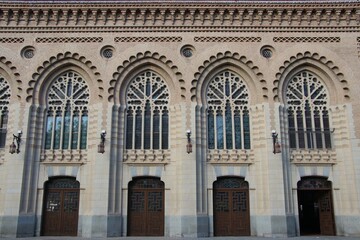 Fototapeta na wymiar Hermosa fachada de la estación de tren en Toledo España, muestra de las tres culturas