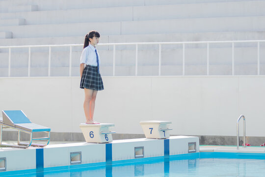 飛び込み台に立つ女子中学生