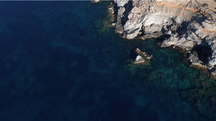 Fototapeta na wymiar Sea by cliff