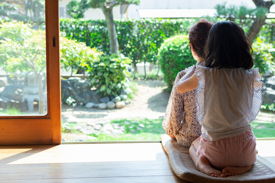祖母の肩叩きをする孫