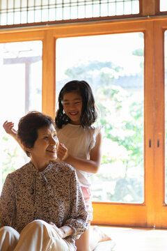祖母の肩叩きをする孫