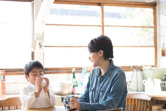 母親と牛乳を飲む男の子