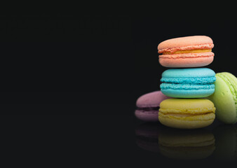 Photo a stack of colorful macaroons