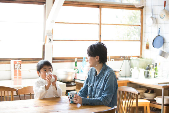 母親と牛乳を飲む男の子