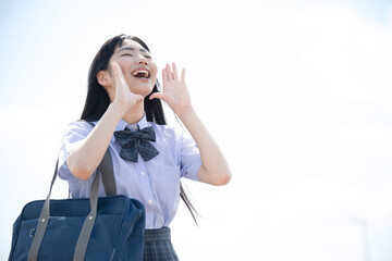 声援や応援をする女子高生や女の子のイメージ　叫ぶ がんばれ受験生