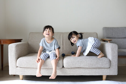 ソファーに座る小さな姉妹