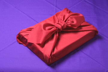 風呂敷包みの贈り物、日頃の感謝を込めて贈り物をする日本の習慣