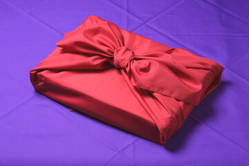 風呂敷包みの贈り物、日頃の感謝を込めて贈り物をする日本の習慣