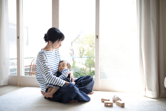 赤ちゃんを抱く母親