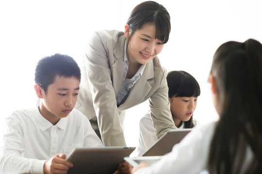小学生にプログラミングの勉強を教える先生　AR