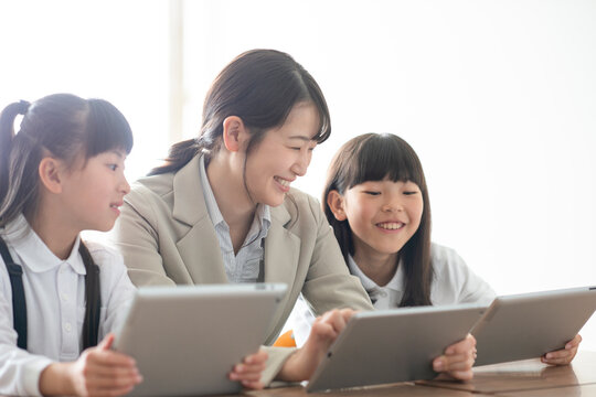 小学生にプログラミングの勉強を教える先生　AR