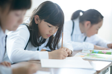 教室で授業を受ける小学生