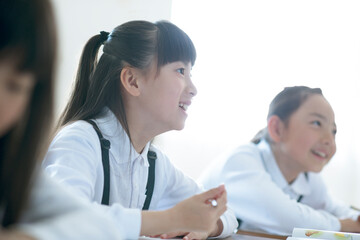 教室で授業を受ける小学生