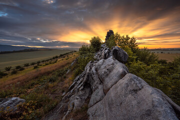 Die Felsen der Teufelsmauer im Gegenlicht der untergehenden Sonne, Thale, Weddersleben, Harz,...