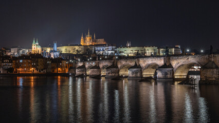 Prager Burg und Karlsbrücke bei Nacht, Prag, Tschechien