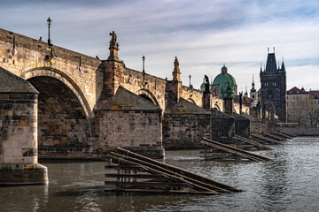Fototapeta na wymiar Prager Karlsbrücke im Morgenlicht, Prag, Tschechien