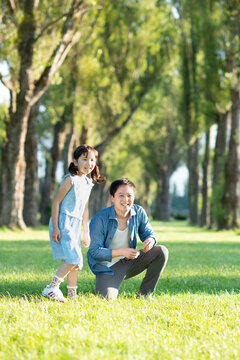 ポプラ並木で遊ぶ親子
