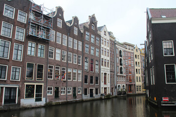 Fototapeta na wymiar canal and old brick houses in amsterdam (the netherlands) 