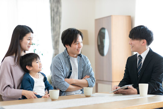 ビジネスマンと話をする家族