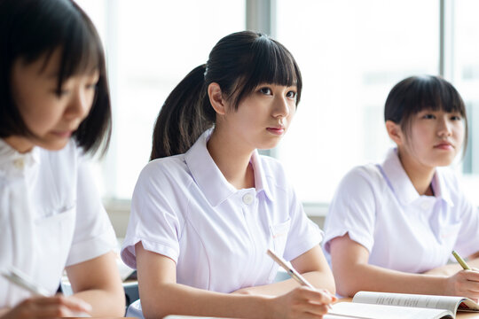 教室で授業を受ける看護学生
