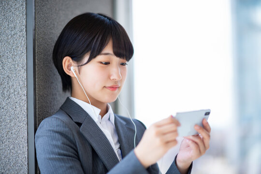 スマートフォンで勉強をするビジネスウーマン