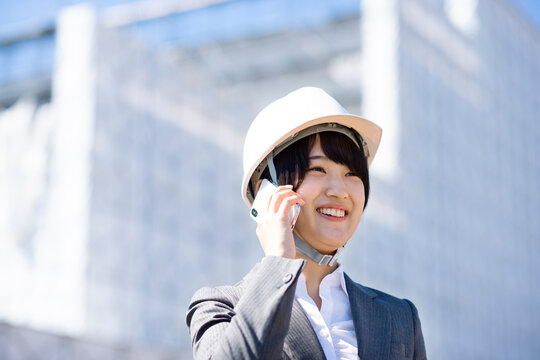 スマートフォンで電話をするビジネスウーマン