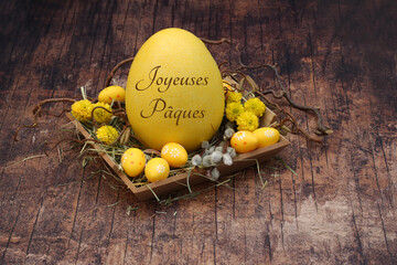 Carte de voeux Joyeuses Pâques : Oeuf de Pâques en lettres avec fleurs et branches.