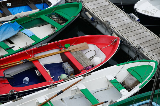 Des petits bateaux &agrave; rame pour aller p&ecirc;cher sont amarr&eacute;s dans un port de p&ecirc;che