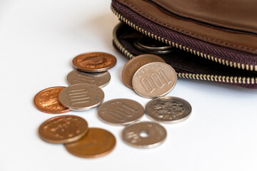 小銭入れから机の上にこぼれた硬貨