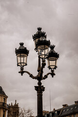 Alte Lampe aus dem 1800er mit einem bewölkten Himmel im Hintergrund