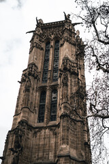 Großer alter Turm aus dem Mittelalter mit einem Bewölktem Himmel