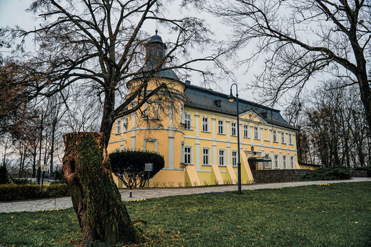 Park pałacowy z pałacem w Chałupkach na Śląsku w Polsce