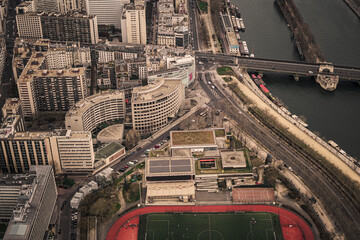 Luftaufnahme, Nahaufnahme einer großen Stadt mit vielen Häusern und Straßen in Europa mit einen Fussballplatz
