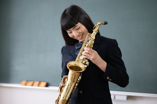 Students playing saxophone Images of brass bands and club activities