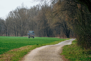 Prace rolnicze na polu wiosną. © Franciszek