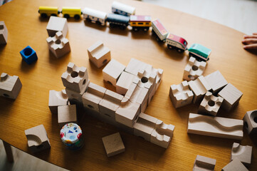 机の上に散乱するおもちゃ