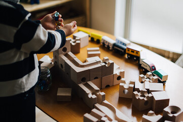 積み木で遊ぶ子供