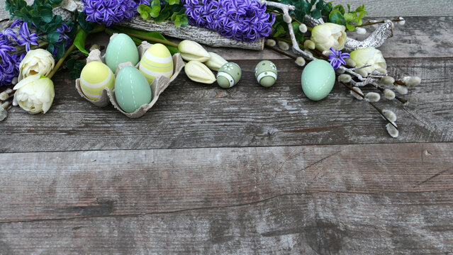 Blumenstrauß mit Ostereiern auf alten schäbigen Holz, mit Platz für Text.