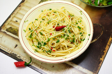 SPAGHETTI AGLIO E OLIO öl chili pasta gericht 