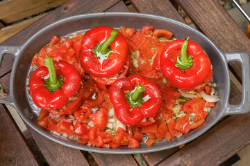 gefüllte paprika im rohen zustand 