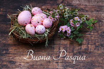 Biglietto di auguri di buona Pasqua: cesto di Pasqua con uova di Pasqua rosa e la scritta Buona...